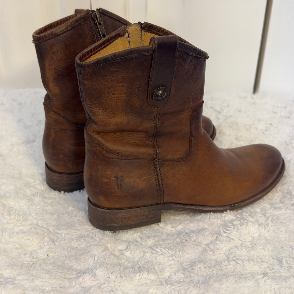 Frye Melissa Button Short Boot. Distressed leather. 8 B. Gently worn